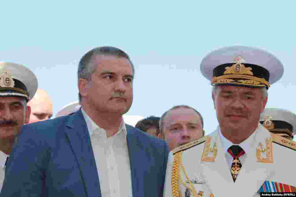 Guvernatorul autoproclamatei republici Crimeea, Serghei Axionov, şi comandantul Flotei Militare ruse de la Marea Neagră, vice-amiralul Aleksandr Vitko