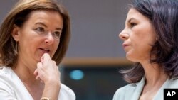 Șefele diplomațiilor din Germania, Annalena Baerbock (stânga) și Slovenia, Tanja Fajon, la reuniunea din 22 iulie, de la Bruxelles, a miniștrilor de Externe din UE.