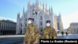 Ushtarët në Itali duke mbajtur maska pranë Katedralës Duomo në Milano, e cila është mbyllur pas përhapjes së koronavirusit.