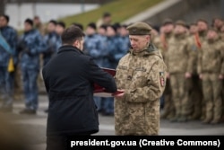 Президент України Володимир Зеленський вручає Герою України Сергію Тищенку на позивний «Вітер» орден «Золота Зірка»