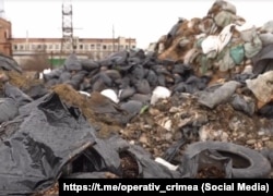 Мазутные отходы, собранные с побережья Крыма в результате крушения российских нефтяных танкеров «Волгонефть» в Керченском проливе, складировали на мусорном полигоне в Щелкино