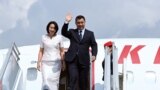 Президент Садыр Жапаров жана анын жубайы, биринчи канайым Айгүл Асанбаева учактан түшүп баратышат.&nbsp;