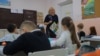 Anna Golynska, învățătoare de clase primare refugiată din Ucraina, a fost angajată la școala „Taras Șevcenko” în 2022. Potrivit ministrului Educației, Dan Perciun, recunoașterea reciprocă a diplomelor de studii ar facilita angajarea unor astfel de persoane în R. Moldova.