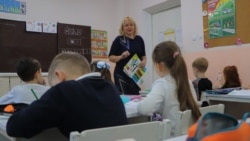 Anna Golynska, învățătoare de clase primare refugiată din Ucraina, a fost angajată la școala „Taras Șevcenko” în 2022. Potrivit ministrului Educației, Dan Perciun, recunoașterea reciprocă a diplomelor de studii ar facilita angajarea unor astfel de persoane în R. Moldova.