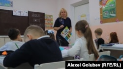 Anna Golynska, învățătoare de clase primare refugiată din Ucraina, a fost angajată la școala „Taras Șevcenko” în 2022. Potrivit ministrului Educației, Dan Perciun, recunoașterea reciprocă a diplomelor de studii ar facilita angajarea unor astfel de persoane în R. Moldova.