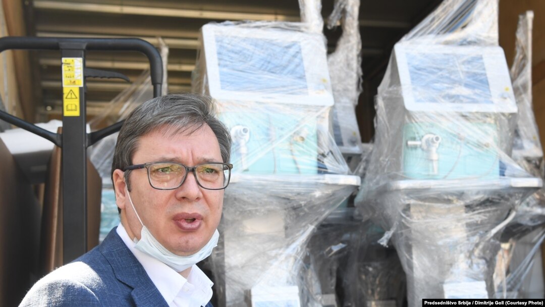 Predsednik Srbije Aleksandar Vučić tokom posete centralnoj bolnici u Novom Pazaru, 6. aprila 2020.