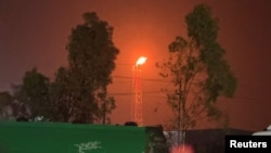 Plamen plina uzdiže se iz rafinerije Lanaz nakon što je bila meta napada dronom u Irbilu, na sjeveru Iraka, 14. marta.