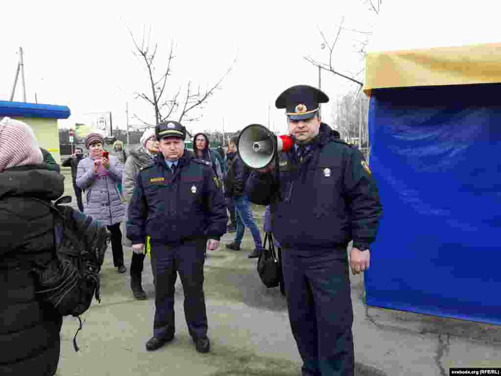 Да пратэстоўцаў прыехаў намесьнік начальніка Рагачоўскага РАУСу падпалкоўнік Серабро, папярэдзіў, каб не парушалі грамадзкі парадак.&nbsp;&ldquo;Ніхто вам не забараняе выказваць свае думкі, абы толькі ня лаяліся, не крычалі&rdquo;, - досыць памяркоўна тлумачыць міліцыянт. 