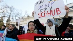 Demonstrantlar Kiýewde geçirilen transgender ýörişine gatnaşýarlar, 18-nji noýabr, 2018 ý.