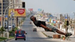 Palestinski parkurovac demonstrira svoje vještine tijekom općeg zatvaranja zbog korona virusa, Gaza