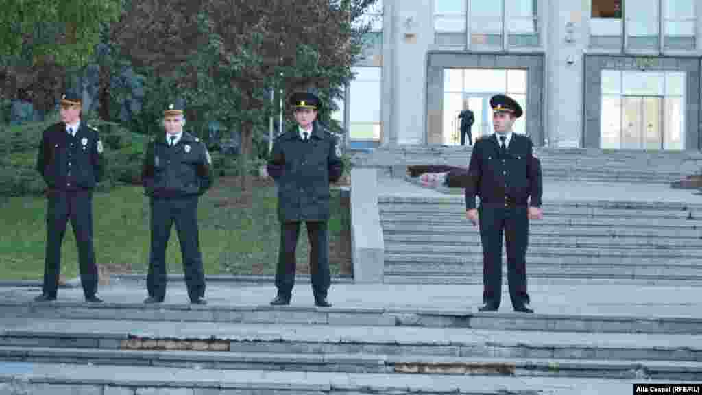 Masuri de securitate in fata Guvernului Republicii Moldova, piata Marii Adunari Nationale.