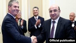 Armenia - Energy Minister Armen Movsisian (R) and Garry Levesley, vice-president of the U.S. company ContourGlobal, sign an agreement on the sale of the Vorotan Hydro Cascad, Yerevan, 29Jan2014. 