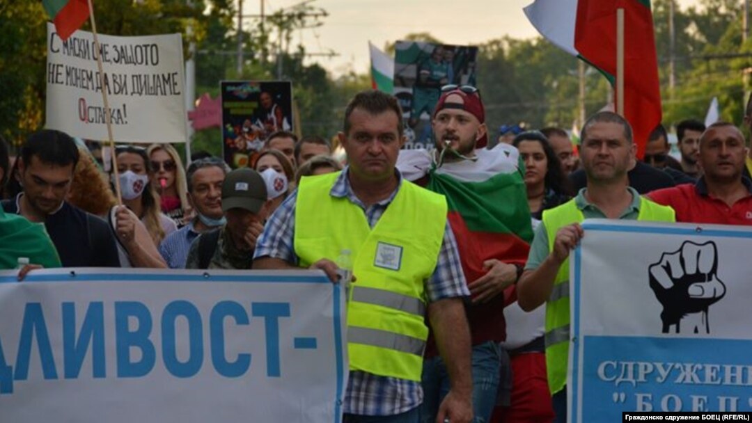 Георги Георгиев (в средата) по време на един от протестите срещу правителството на Бойко Борисов и главния прокурор Иван Гешев