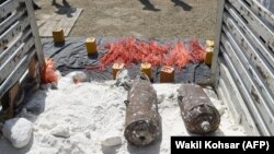 ارشیف، انځور تزئیني بڼه لري.