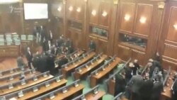 Largimi i deputetëve të opozitës nga salla e Kuvendit