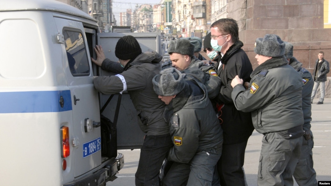 Russian police detain a protester during a rally in the far eastern city of Vladivostok on March 31.