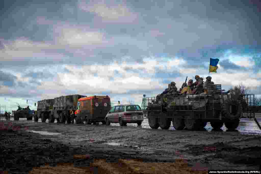 Военный конвой готовится оставить военную базу в Краматорске, уезжая в направлении Светлодарска и Дебальцево. Хотя интенсивность боевых действий значительно уменьшилась, регион все еще страдает от насилия.