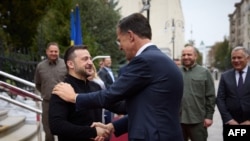 Ukrajinski predsednik Volodimir Zelenski pozdravlja se s novim generalnim sekretarom NATO-a Marka Rutea u Kijevu 3. oktobra 2024.