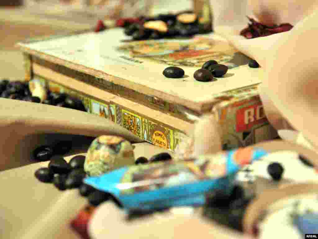 ყავის შესანახი ყუთი - "ევროპის სახლის" საგამოფენო დარბაზში მუდმივგანახლებადი მუზეუმი - "მეხსიერების ბიბლიოთეკა" გაიხსნა. მუზეუმის ექსპონატები საქართველოს ოკუპირებული რეგიონებიდან დევნილთა ნივთებია. გარდა იმ საგნებისა, რომელთა გადმოტანაც მოახერხეს იძულებით გადაადგილებულმა პირებმა, აქ გამოფენილია ის ნივთები, რომლებსაც აფხაზი მეგობრები, მეზობლები და ნათესავები 17 წლის განმავლობაში უნახავდნენ ქართველებს და წლების შემდეგ სწორედ ”მეხსიერების მუზეუმისთვის” გამოუგზავნეს. გამოფენის ორგანიზატორია არასამთავრობო ორგანიზაცია "კოალიცია სამართლიანობისთვის".