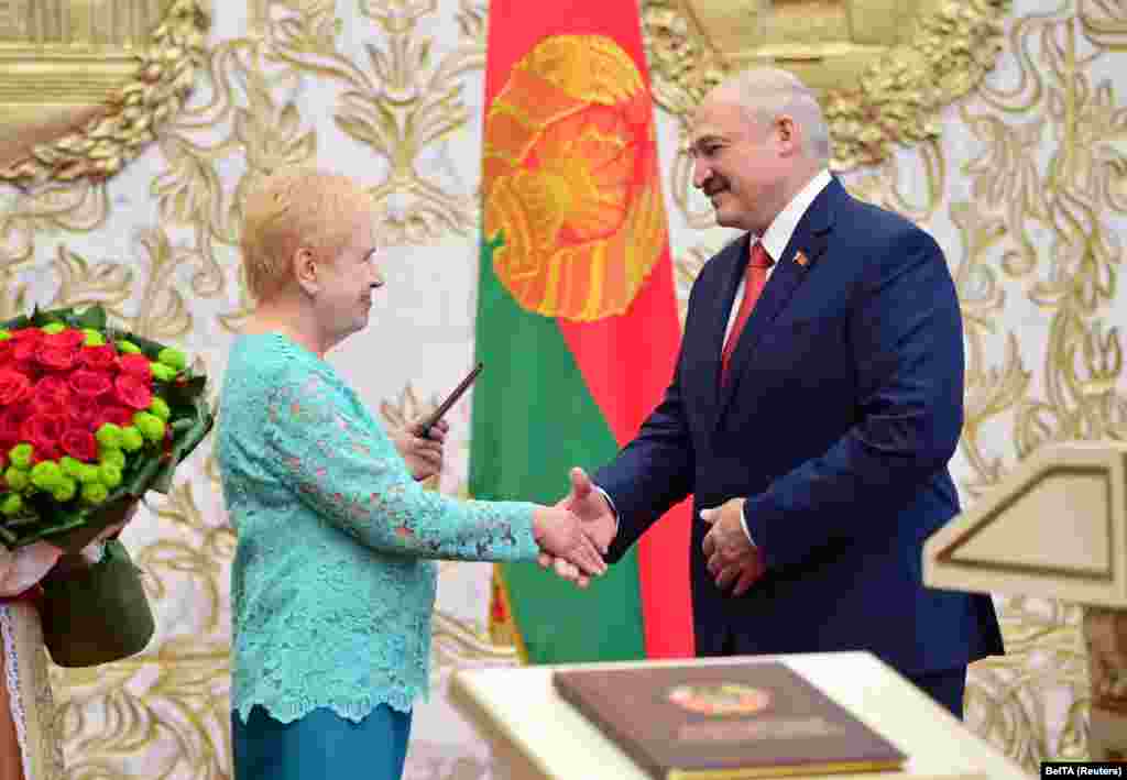 Глава Центризбиркома Лидия Ермошина поздравляет Лукашенко