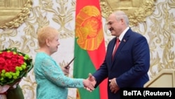Голова ЦВК Лідія Єрмошина вручає Олександру Лукашенкові посвідчення президента Білорусі. 23 вересня 2020 року