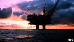 илустрација, платформа за експлоатација на нафта во Северното море
