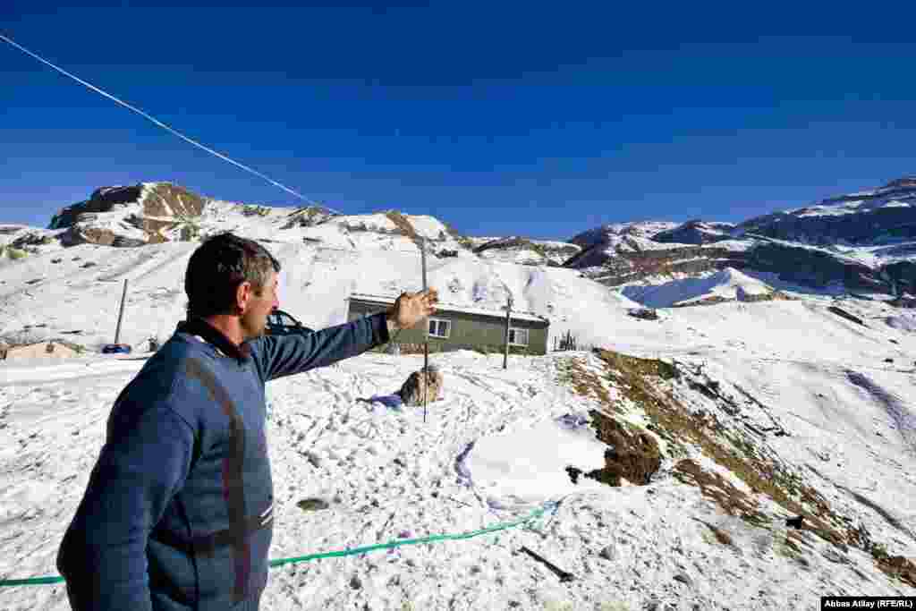 Bu kənd sakini bizə suyun haradan gətirildiyini göstərir. O, qeyd edir ki, hər gün səhər dağ dibində olan bulağa kənd camaatı plastik borular taxaraq kəndə su gəirir və axşamlar borular toplanılır ki, donmasın.