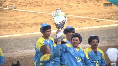 Ол юбкасын көтеріп, мысығын көрсетеді.