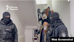 "Атажұрттықтардың ісі" бойынша сотқа жиналған халық сот ғимаратынан шығып барады. Талдықорған, 23 қаңтар 2026 жыл.