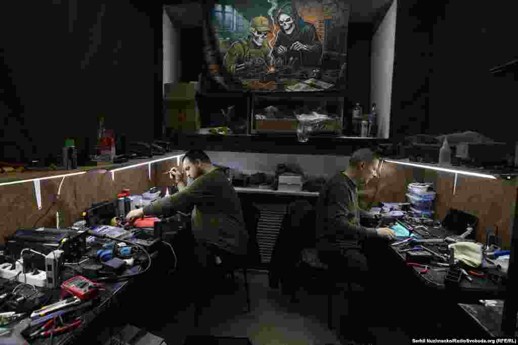 У невеликому приміщенні, захованому від зайвих очей, робота кипить майже цілодобово. У кількох кімнатах українські військові повертають до життя техніку, від якої часто залежить успіх операцій і життя побратимів