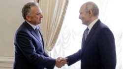 Russian President Vladimir Putin (right) and US special envoy Steve Witkoff met in St. Petersburg, Russia, on October 21.