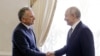Presidenti rus Vladimir Putin (djathtas) e pret të dërguarit të posaçëm amerikan, Steve Witkoff, në një takim në Pallatin Konstandin në Shën Pjetërburg, më 21 tetor.