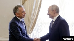 Presidenti rus Vladimir Putin (djathtas) e pret të dërguarit të posaçëm amerikan, Steve Witkoff, në një takim në Pallatin Konstandin në Shën Pjetërburg, më 21 tetor.