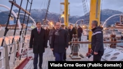 Ministri spoljnih poslova Crne Gore i Hrvatske, Ervin Ibrahimović i Gordan Grlić Radman, na brodu Jadran oko kojeg se spore dve zemlje, 13. januar 2025.