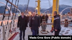 Ministri spoljnih poslova Crne Gore i Hrvatske, Ervin Ibrahimović i Gordan Grlić Radman, na brodu Jadran oko kojeg se spore dve zemlje, 13. januar 2025.