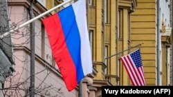 Ruska zastava pored američke na zgradi Ambasade SAD-a u Moskvi (18. mart 2021.)
