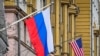 Российский флаг на фоне здания посольства США