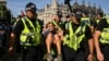 Privođenje na protestu ispred britanskog parlamenta zbog zabrane propalestinske organizacije, 9. avgust 2025.
