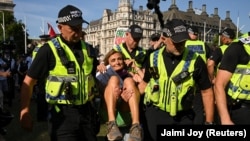 Privođenje na protestu ispred britanskog parlamenta zbog zabrane propalestinske organizacije, 9. avgust 2025.
