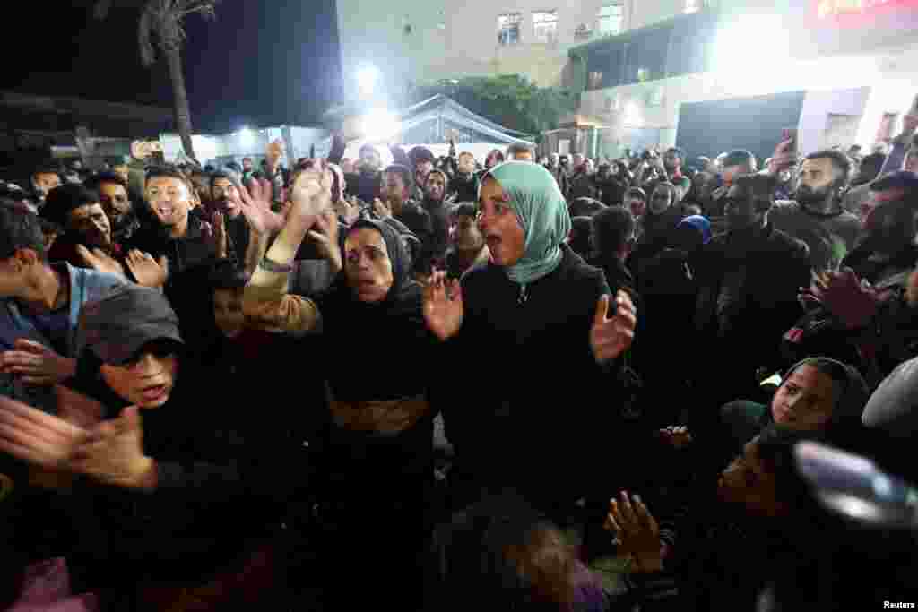 Palestinci reagiraju na vijest o sporazumu o prekidu vatre s Izraelom, u Deir al-Balahu.