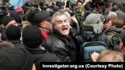 Сергей Аксенов (в центре) на митинге 26 февраля 2014 года в Симферополе