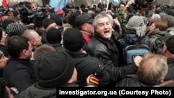 Мітинг 26 лютого 2014 року за будівлею уряду Криму в Сімферополі