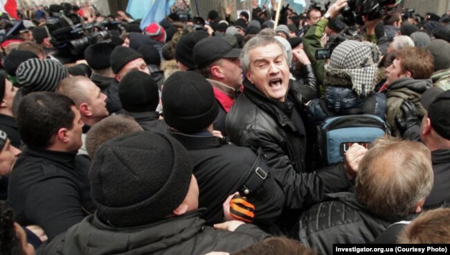 Сергій Аксьонов на мітингу 26 лютого 2014 року в Сімферополі Сергій Аксьонов на мітингу 26 лютого 2014 року в Сімферополі