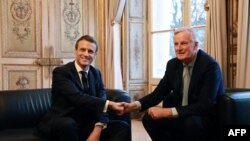 Emmanuel Macron i Michel Barnier, 31. januara 2020.