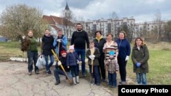 Айцец Юры Санько (ў цэнтры) з удзельнікамі закладкі алеі памяці лекараў-ахвяр каранавірусу