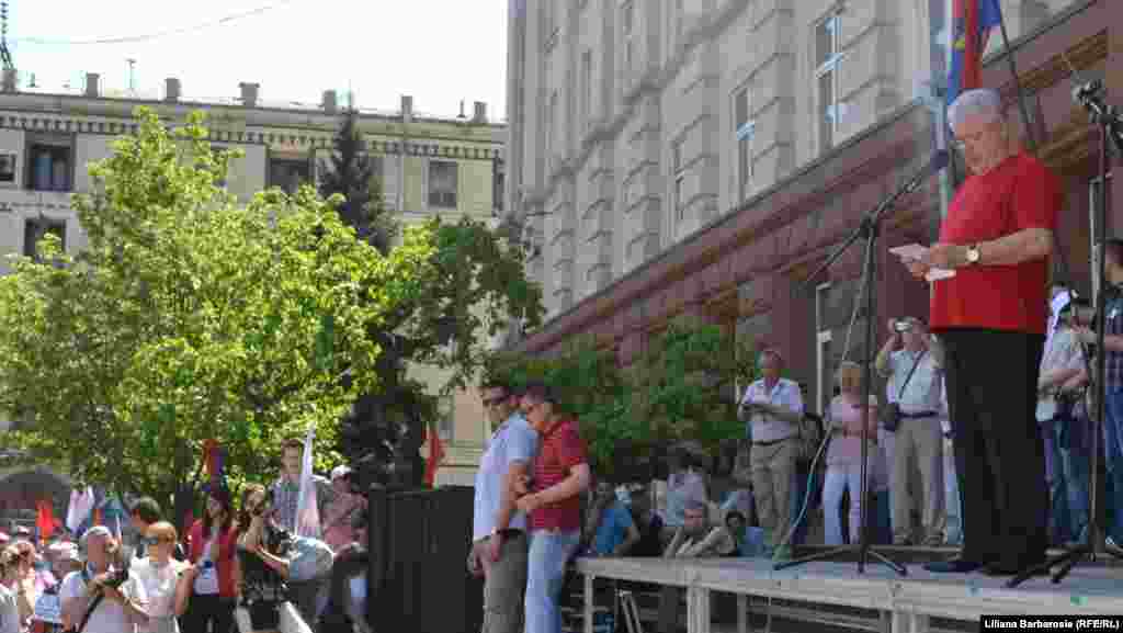 Liderul comunist &icirc;n umbra podiumului și a Alianței de guvernare...