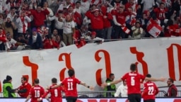 Грузинские футболисты празднуют победу над сборной Греции. Тбилиси, 26 марта 2024 года
