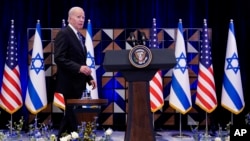 Președintele Joe Biden după o întâlnire cu premierul israelian Bnejamin Netanyahu, la 18 oct., la Tel Aviv. Sprijinul Casei Albe pentru Israel în războiul cu Hamas este considerat exagerat de unii democrați, și nu destul de ferm în tabăra republicană (AP Photo/Evan Vucci, File).