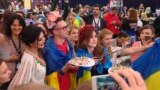 Канапки з салом і прапори: українські журналісти вболівають за O.Torvald (відео)