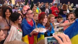 Канапки з салом і прапори: українські журналісти вболівають за O.Torvald (відео)